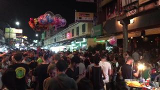 Nočný život na ulici Khao San (Bangkok)