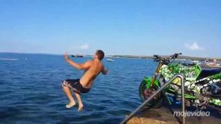 Takto skáčem do mora, lebo som motorkár!