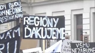 Tlieskame klamstvám a nepočúvame pravdu !