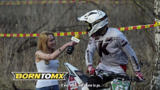 Ťažká práca reportérky na enduro pretekoch (Poľsko)