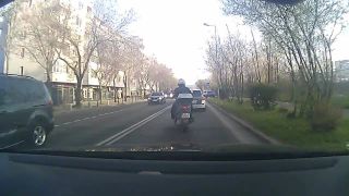 Drzý skútrikár (BL - 255PO)na Tomášikovej v BA oškrel auto a uši