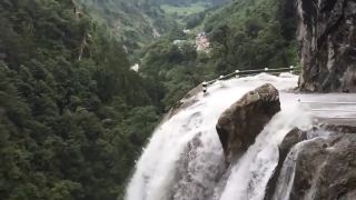 Mimo obdobia dažďov je to bezpečná cesta (Nepál)