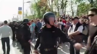 Tadiaľto neprejdeš! (policajt vs. demonštrant)