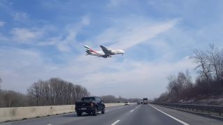 Airbus A380 klesá na pristátie vo Viedeni