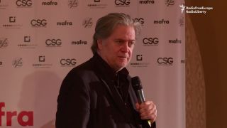 Je třeba se vzmužit, vzkázal spojencům Steve Bannon