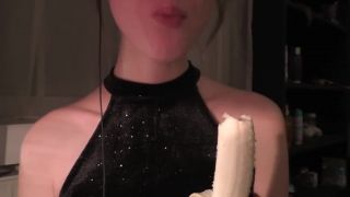 *Sexi dievča ukazuje svoj banán