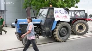 Farmári odštartovali protestnú jazdu do Bratislavy
