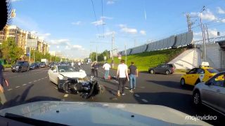 Žena za volantom a smoliar na motorke (Rusko)