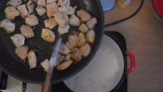 Cestoviny s kuracím mäsom a syrovou omáčkou
