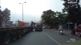Nákladné auto zabrzdilo.