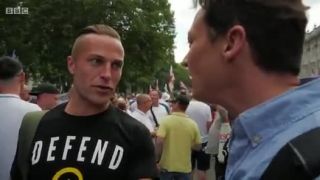 Holanďan se na demo za Tommyho Robinsona odmítl bavit s BBC