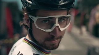 Peter Sagan preteká s babičkou.