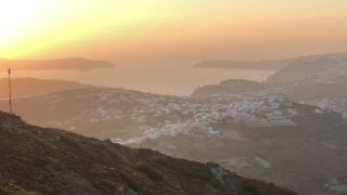 Santorini - západ slnka z vrchu Profitis Ilias