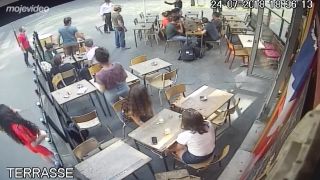 Jedny červené šaty a jednému mužovi preplo! (Paríž)