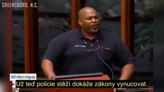 Mark Robinson při projednávání návrhu na omezení zbraní