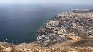 Výhľad na letovisko Perissa zo starobylého mesta Ancient Thira