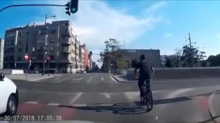 Nepozorného cyklistu dostihla karma