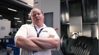 Andrea Verešová v náborovom videu na CNC sústružníka