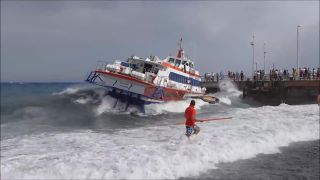 Havária trajektu na sicílskom ostrove Stromboli