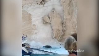 Zosuv skál na pláži Navagio (Zakynthos)