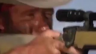 Chuck Norris zostreluje ludi