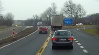 Prečo Tie autá idú v protismere?