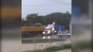 A vodič nepustil volant ani po náraze (USA)