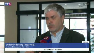 Jurinovej môže kamera prerušiť myšlienku
