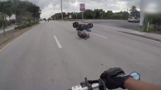 Motorkár sa chcel silou mocou predvádzať. Doplatil na to