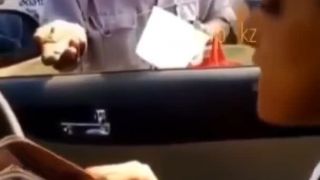 Žobrajúci bezdomovec ide s dobou.