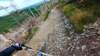 Extrémny downhill cez skalistú holinu (Wales)