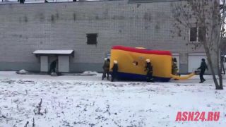 Videl nafukovací vak, skočil!