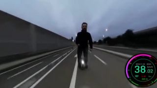 Viac ako 40 km/h na monocykli (cestný lišaj)