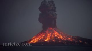 Nepokojná Krakatoa v noci