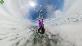 Obyčajný skok padákom ho nenapĺňa adrenalínom