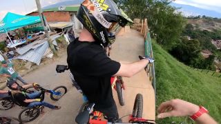 Downhill v meste Pabla Escobara