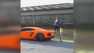 Mladík a jeho Lamborghini