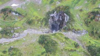 Pilot helikoptéry objavil novú jaskyňu (Kanada)
