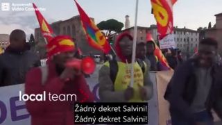 Demonstrace migrantů v Římě proti Salvinimu a vládě