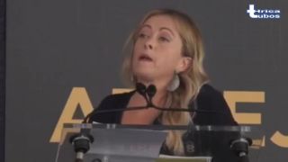 Giorgia Meloni - Nakladačka na Macrona