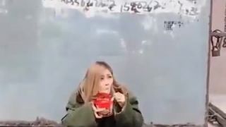 Zabavna zena robi videa.mp4