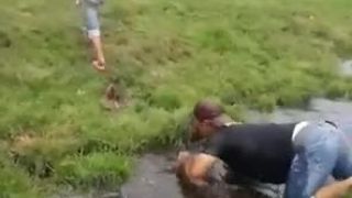 Otec chcel pomoct dopadlo takto.mp4