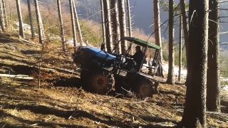 Traktor v3s výjazd z lesa
