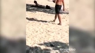 Malé nasraté prasiatko na pláži (Bahamy)