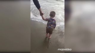 Chlapček prvýkrát okúsil, čo je to oceán (drsné)