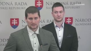 ĽSNS navrhuje zníženie poslaneckých platov