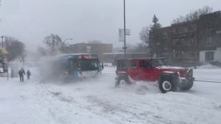 Bus vytiahli dve Toyoty a jeden Jeep (Kanada)