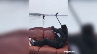Pohodička na zamrznutom jazere (USA)