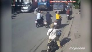 Cyklistka spravila chybu a skončila zle (zlomené nohy a panva)