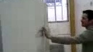 Hlavou do skrine 2
